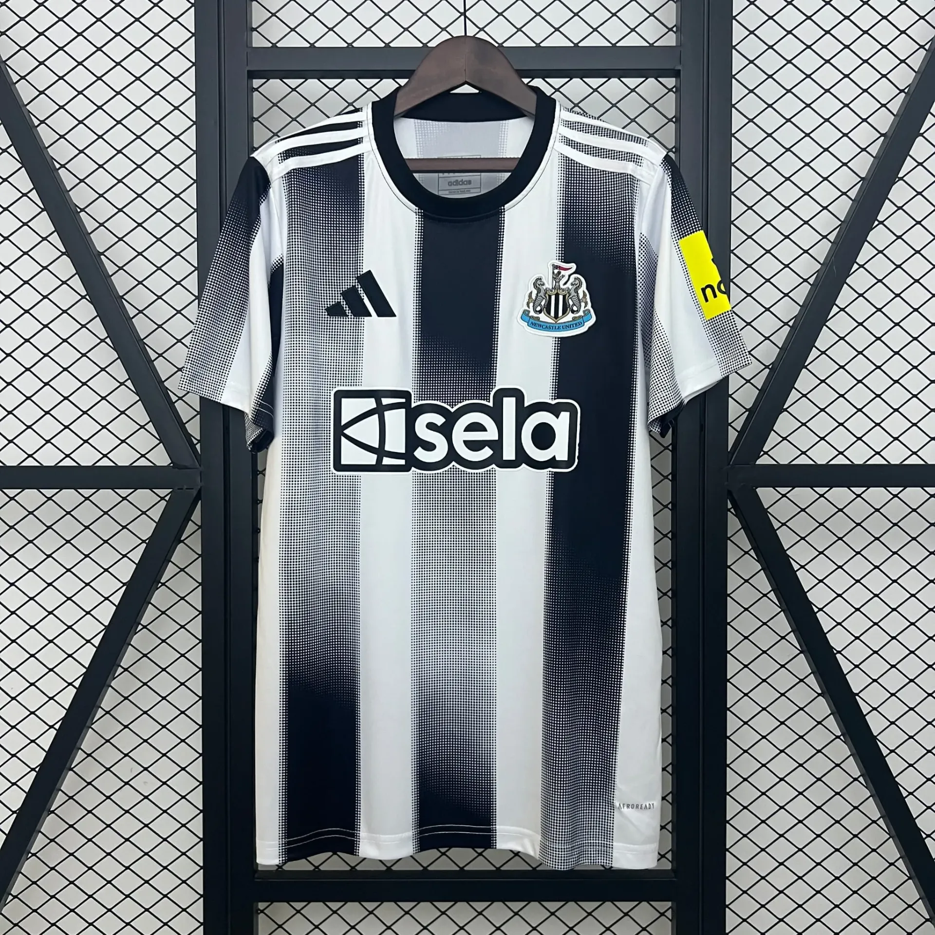 Newcastle United 25/261ª Equipación